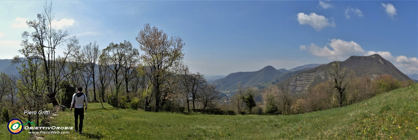 74 Dal roccolo di Cassarielli vista a sud con Ubione e Corna Marcia.jpg